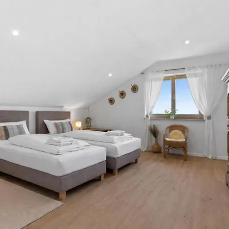 Alpenglueck - Stylisches Dachgeschoss-apartment Mit Bergblick, Grosser Balkon & 3 Schlafzimmern Lägenhet