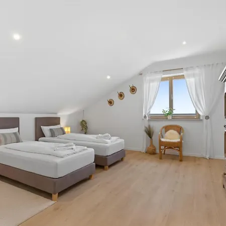 Alpenglueck - Stylisches Dachgeschoss-apartment Mit Bergblick, Grosser Balkon & 3 Schlafzimmern Апартаменты