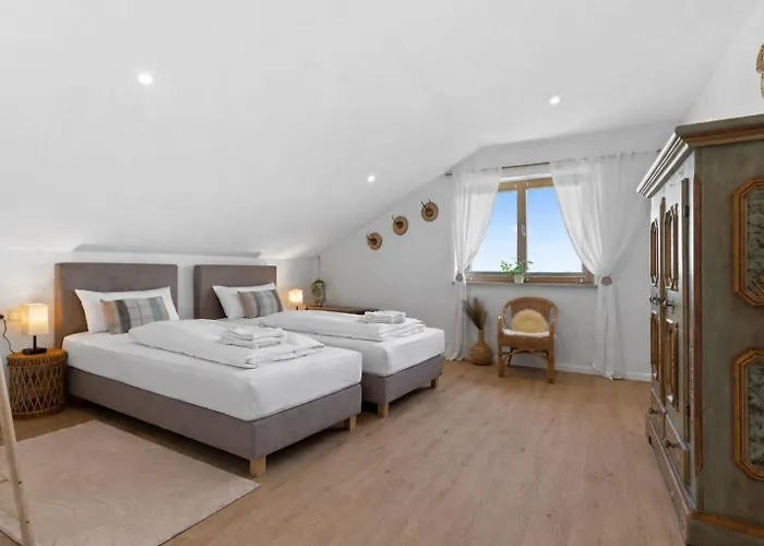 Alpenglueck - Stylisches Dachgeschoss-apartment Mit Bergblick, Grosser Balkon & 3 Schlafzimmern Lägenhet
